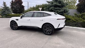 AVATR 11 5 seats AWD EV
